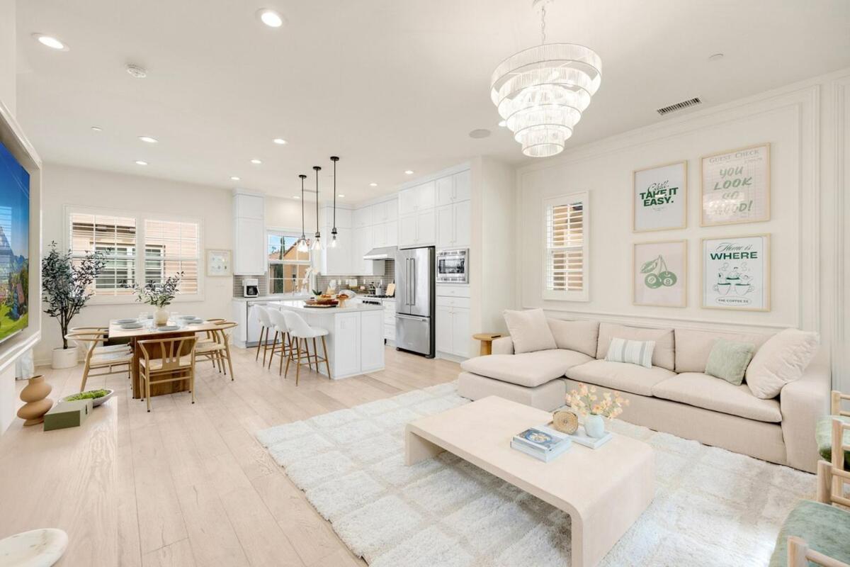 Grand Luxury 4bd Estate In Holiday home Irvine